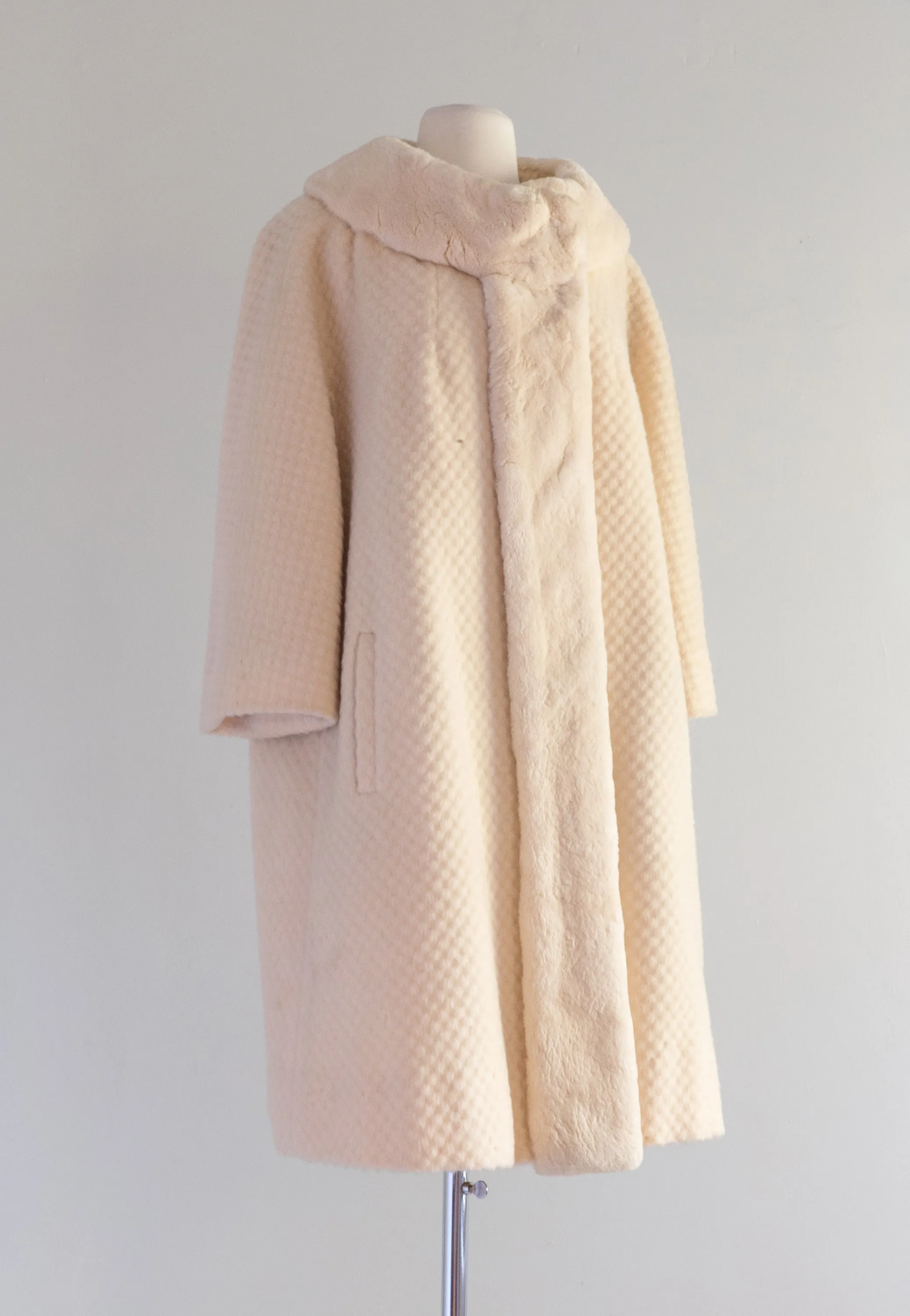 1960's Ivory Wool Cocoon Coat With Beaver Fur Trim and Collar / M